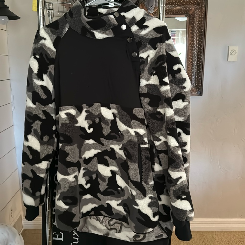 Very warm pull over sweatshirt, pretty thick and warm, very gently used